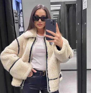 Flauschige Teddyjacke mit Kontrastdetails für kalte Tage