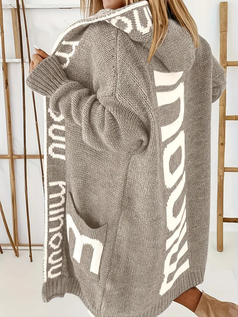 Eilis - Strickjacke mit Wasserfallkragen und Buchstabenmuster