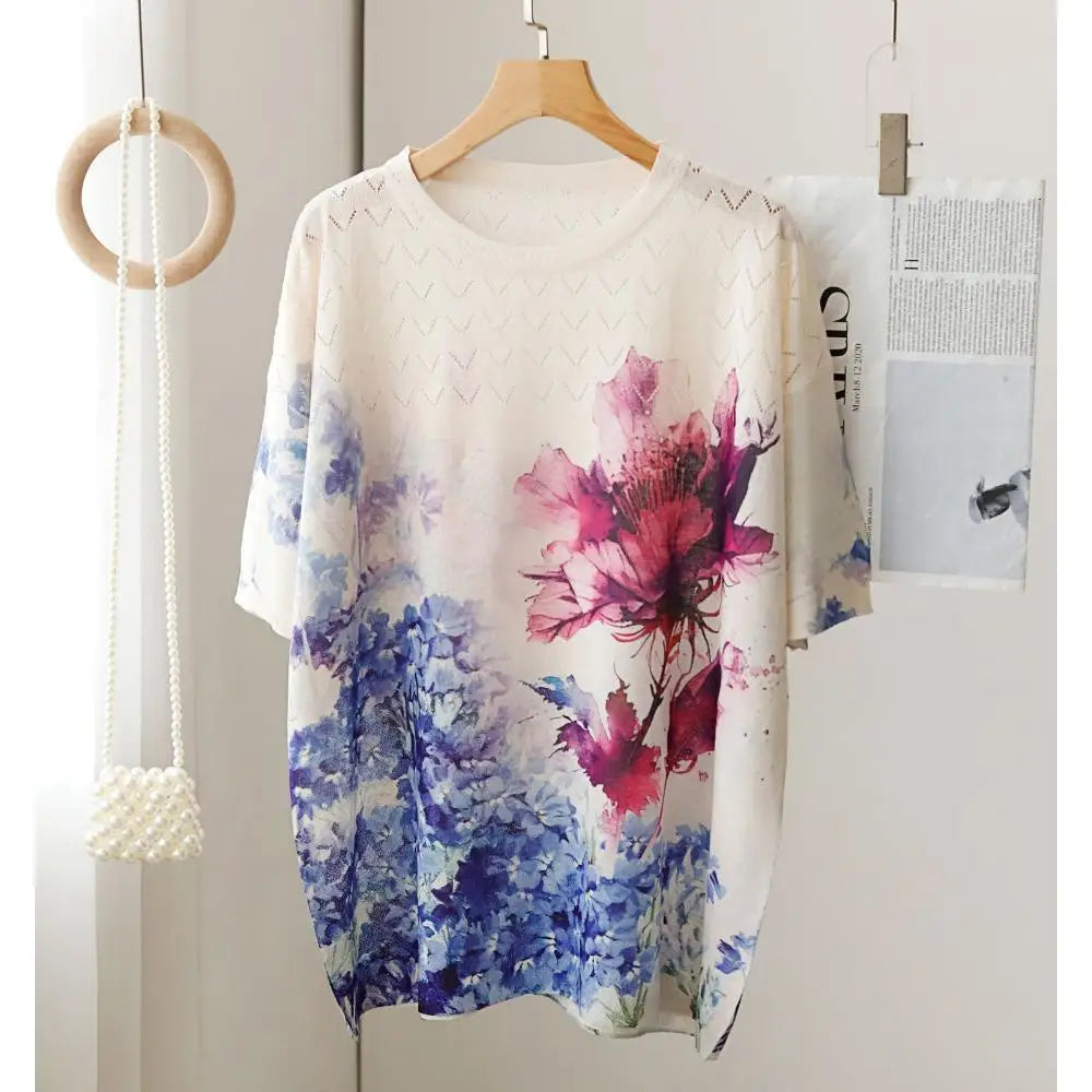 Dafne - Sommer Damen T-Shirt mit bunten roten und blauen Blumen