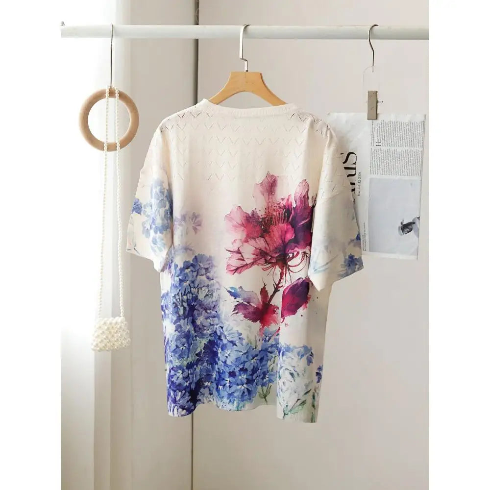 Dafne - Sommer Damen T-Shirt mit bunten roten und blauen Blumen