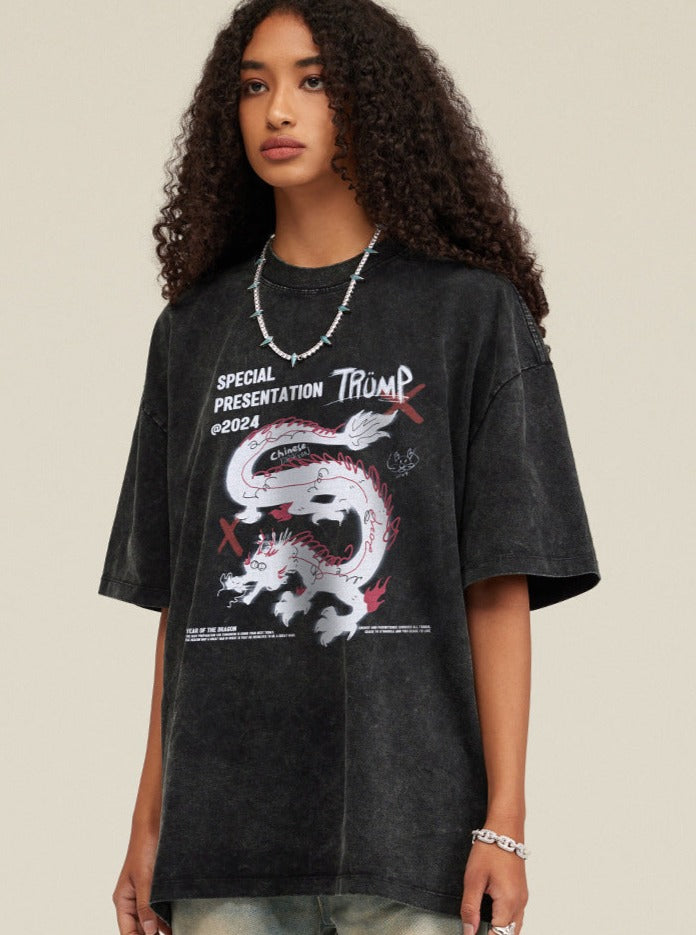 Schwarzes lässiges lockeres Shirt mit Druck eines Drachen