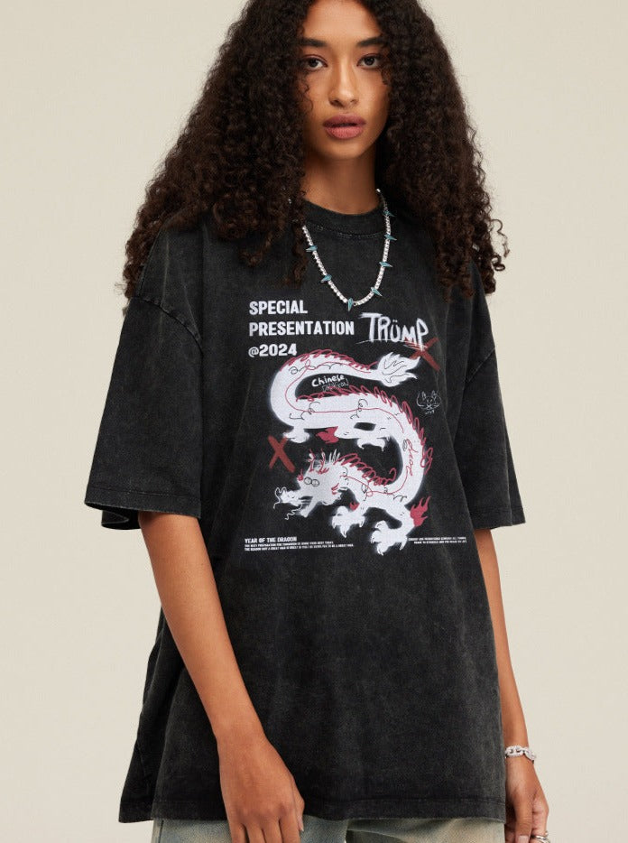 Schwarzes lässiges lockeres Shirt mit Druck eines Drachen