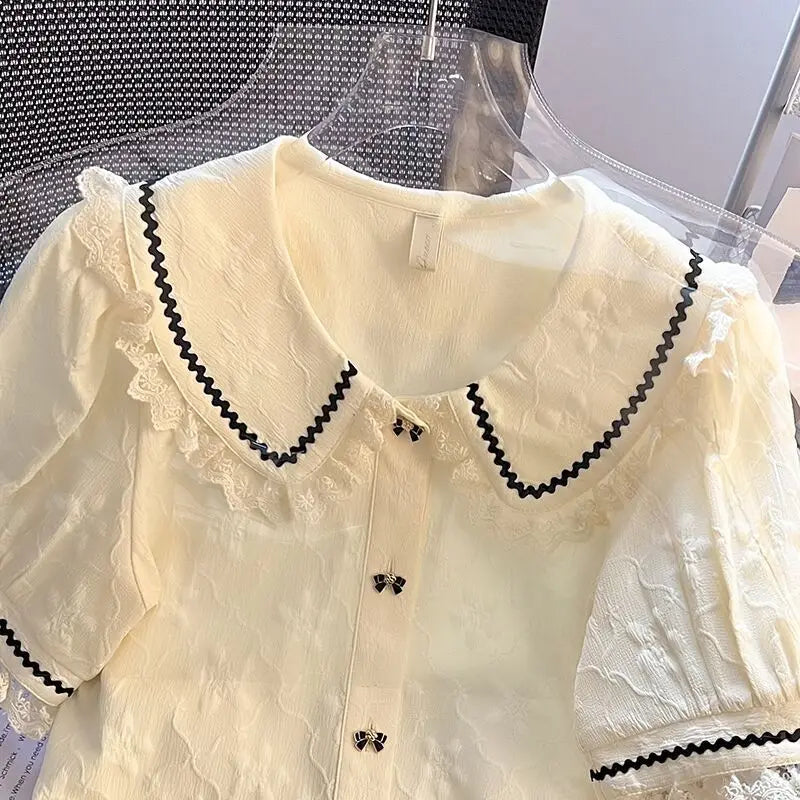 Denice - Elegante Bluse mit Peter-Pan-Kragen und Puffärmeln im französischen Stil