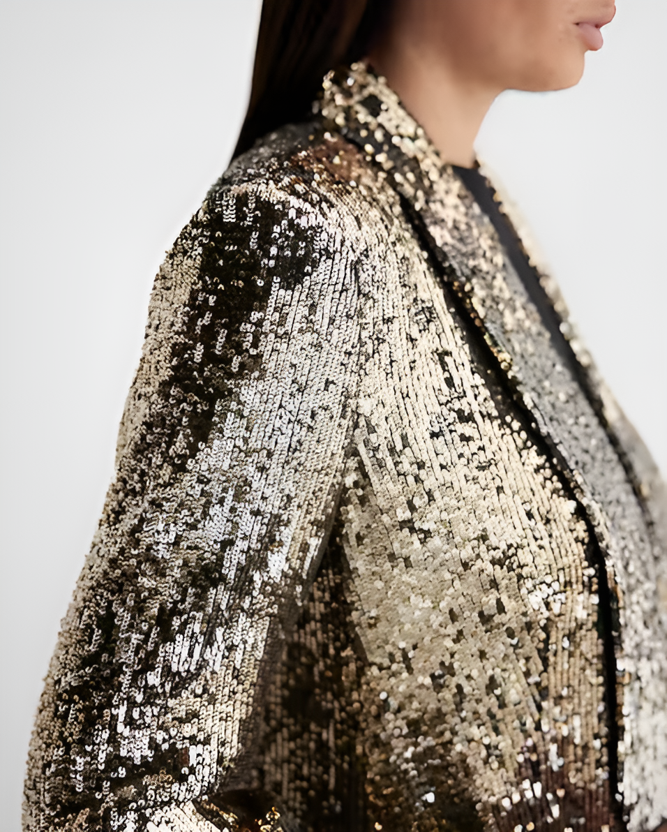 Goldene Glitzerjacke: Glamour für kalte Winterabende