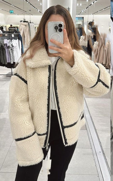 Flauschige Teddyjacke mit Kontrastdetails für kalte Tage