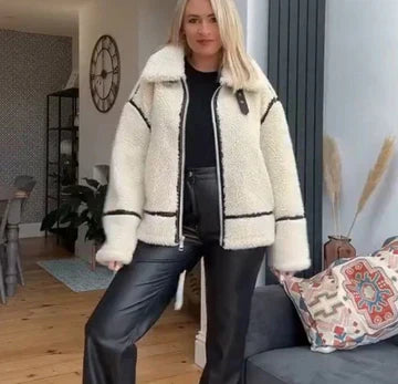 Flauschige Teddyjacke mit Kontrastdetails für kalte Tage